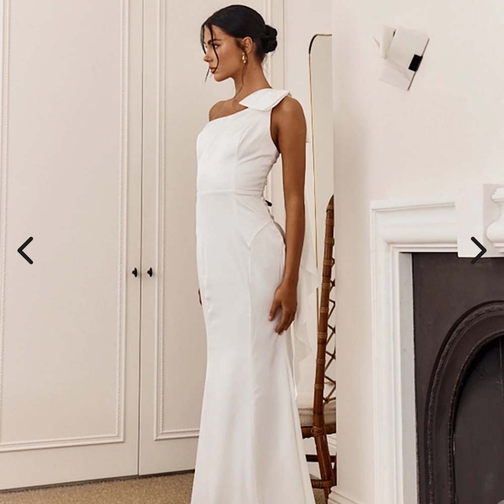 Selfie Leslie White One-Shoulder Gown